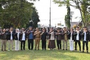 Bupati Kuningan berfoto bersama usai melepas ribuan peserta KKN Uniku 2026.